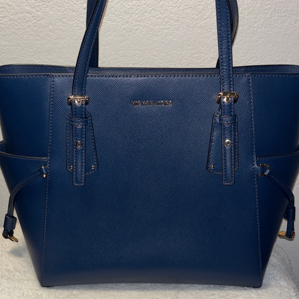 Michael Kors Voyager Saffiano leather tote bag in navy blue. - Picture 3 of 12